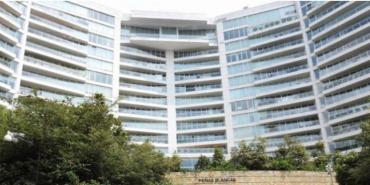 El lujoso edificio en Bogotá al que se le están cayendo partes de la fachada